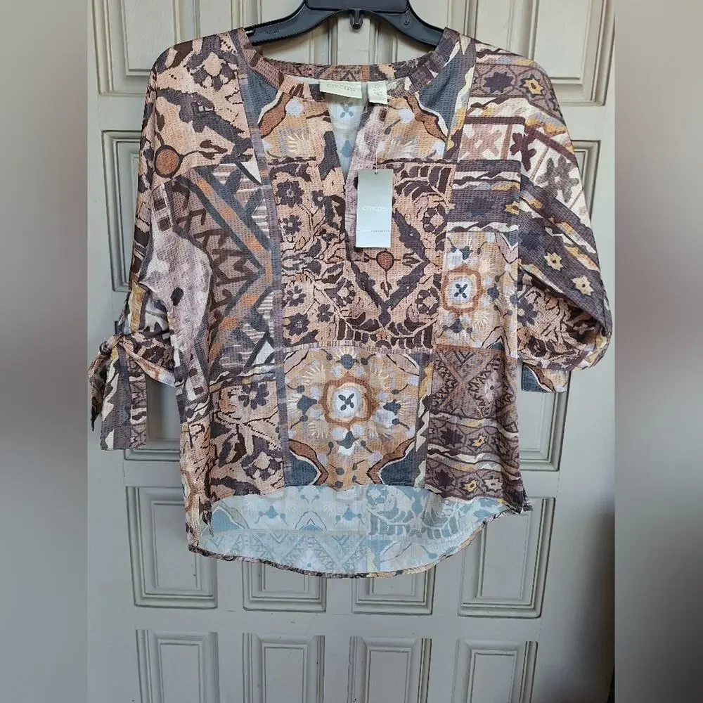NWT Chico's Blouse Sz0P V Neck HiLo Tie Sleeves Earthtones Graphic Print